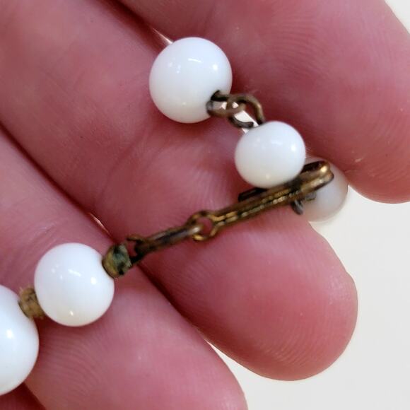 Vintage White Beaded Necklace Classic Round Beads with Brass Clasp Retro Jewelry - Picture 7 of 10